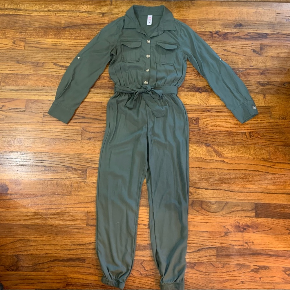 Justice Green Belted Romper Jumpsuit
Viscose Silk Material
Size 8 Medium - Picture 10 of 16